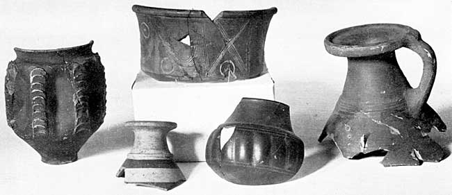 PLATE XXI. Folded urn and Belgic incised urn (first century).