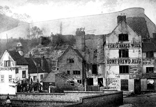 The Gate Hangs Well (on the far right) and Old Trip to Jerusalem (on extreme left), Brewhouse Yard, Nottingham in the 1900s.
