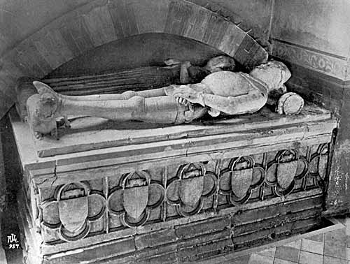 Tomb of Sir Robert Gouxhill (1403), Hoveringham church.