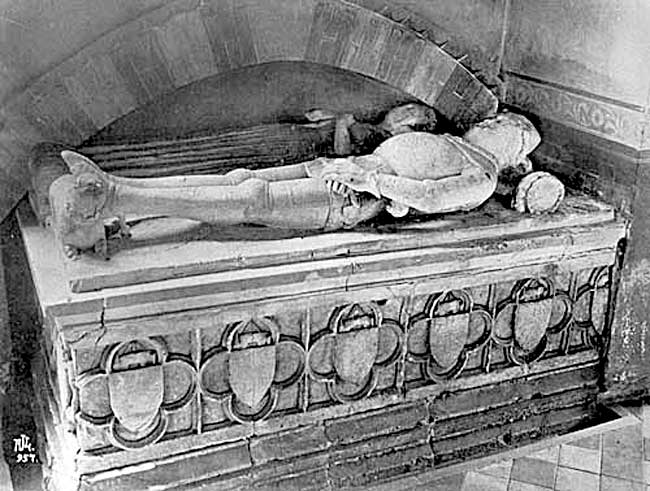 Tomb of Sir Robert Gouxhill (1403), Hoveringham church.