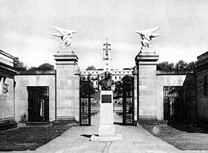 The entrance to Nottingham University in the late 1930s.