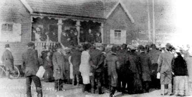 THE CROWD ASSEMBLED AT COLWICK ROAD RECREATION GROUND listen to speeches marking the opening of the Sneinton tramway, March 1907.